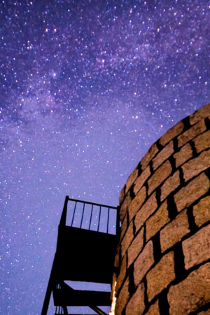 céu estrelado visto de observatório astronómico